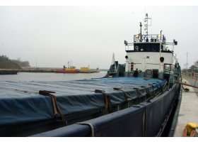 Ustka-uziemniony w porcie statek Tanais (awaria). Fot. SAS